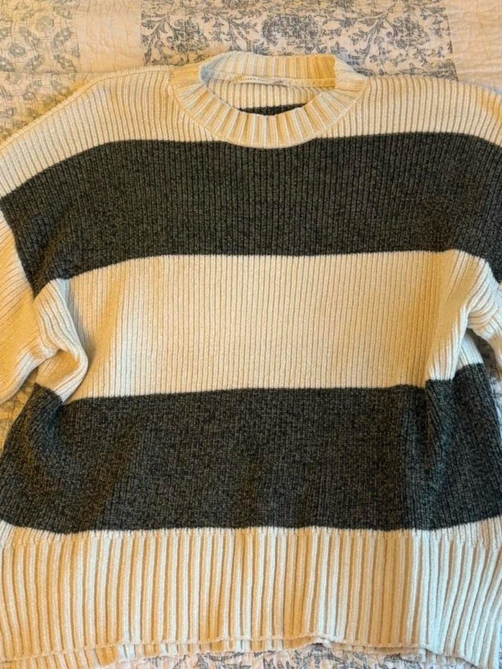 Adorable untra-soft oversized white and forest green striped Altar'd State sweat - Picture 2 of 3